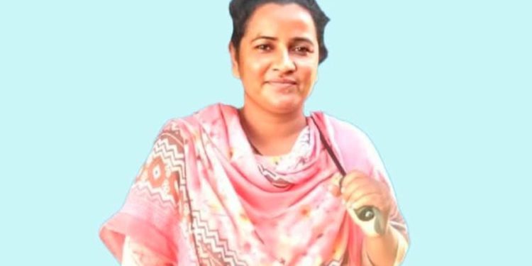 শিক্ষিকা থাকেন ঢাকায়, খালিয়াজুরীতে তাঁর নামে স্বাক্ষর করেন স্নাতকপড়ুয়া