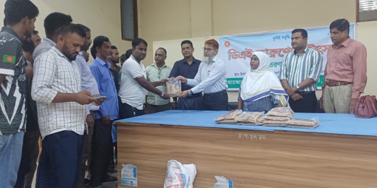 ঠাকুরগাঁওয়ে ১২৫ জুলাই যোদ্ধাকে উচ্চ ফলনশীল সরিষা বীজ বিতরণ