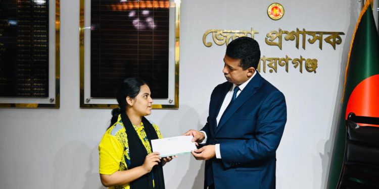 ফুটবলপ্রেমী ডিসি জাহিদুল ইসলাম মিঞার মানবিকতায় দুই অসচ্ছল খেলোয়াড় পেলেন নতুন স্বপ্নের দিশা