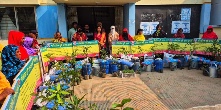 দুর্গাপুরে পারিবারিক পুষ্টি বাগান করতে চারা উপকরণ বিতরণ