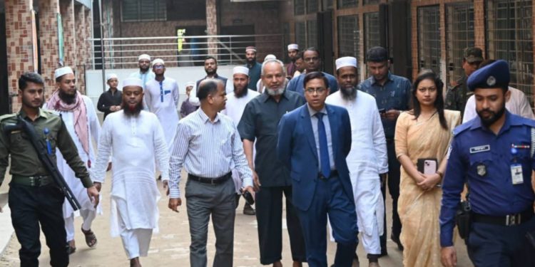 আসন্ন নির্বাচন উপলক্ষে স্বচ্ছ ও নিরপেক্ষ ভোট প্রদানে নাঃগঞ্জ জেলা প্রশাসকের ভোট কেন্দ্র পরিদর্শন ও দিকনির্দেশনা প্রদান