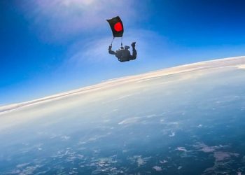 বিজয় দিবসে সর্বাধিক পতাকা হাতে প্যারাস্যুটিং, বিশ্বরেকর্ড গড়ার প্রত্যয় বাংলাদেশের