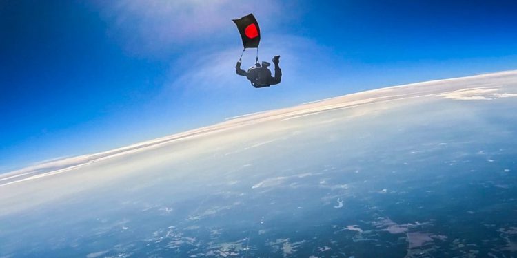 বিজয় দিবসে সর্বাধিক পতাকা হাতে প্যারাস্যুটিং, বিশ্বরেকর্ড গড়ার প্রত্যয় বাংলাদেশের