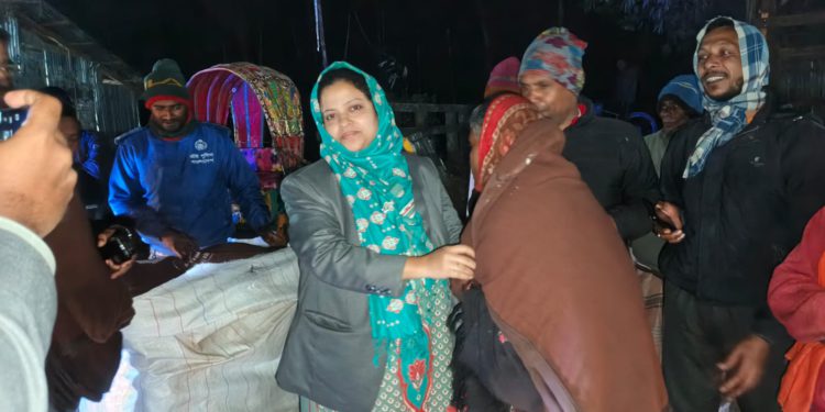 পিরোজপুরে হাড়কাঁপানো শীতে অসহায়দের পাশে জেলা প্রশাসন