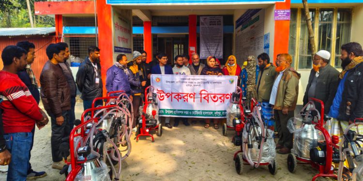 খামারিদের মাঝে আধুনিক দুধ দহন মেশিন বিতরণ