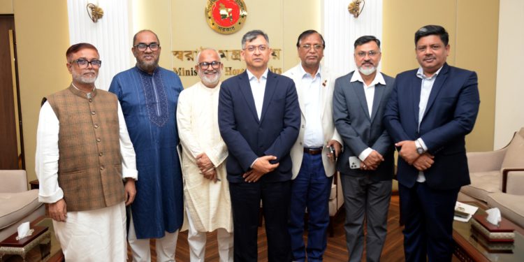 স্বরাষ্ট্রমন্ত্রী সাথে নবনিযুক্ত ৬ সিটি কর্পোরেশন প্রশাসকের সাক্ষাৎ