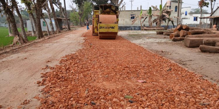 ময়মনসিংহে মহাসড়কে নিম্নমানের উপকরন ব্যবহার দায় নিচ্ছেন না কেউ