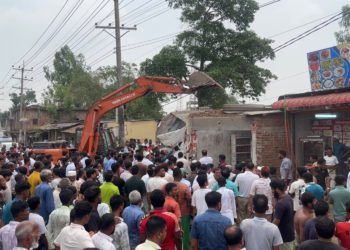 রায়পুরায় সড়কের শৃঙ্খলা ফেরাতে উচ্ছেদ অভিযানে অর্ধশত অবৈধ স্থাপনা গুঁড়িয়ে দিল প্রশাসন