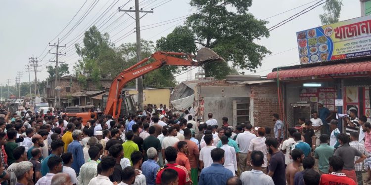 রায়পুরায় সড়কের শৃঙ্খলা ফেরাতে উচ্ছেদ অভিযানে অর্ধশত অবৈধ স্থাপনা গুঁড়িয়ে দিল প্রশাসন