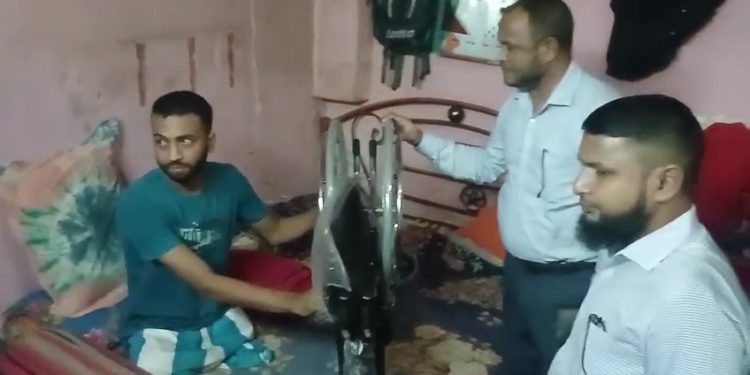 প্রতিবন্ধি যুবকের বাসায় সহায়তা নিয়ে ময়মনসিংহের মানবিক ডিসি সাইফুর রহমান
