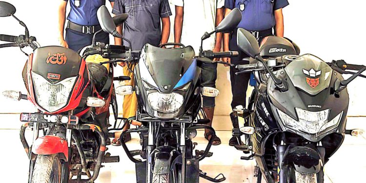 মেলান্দহ থানার অভিযানে মোটরসাইকেল চোরচক্রের দুই সদস্য গ্রেপ্তার, উদ্ধার ৩টি চোরাই মোটরসাইকেল