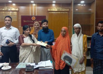 বাগেরহাটে কুমিরের আক্রমণে নিহত শিশুর পরিবারের পাশে ময়মনসিংহের ডিসি সাইফুর