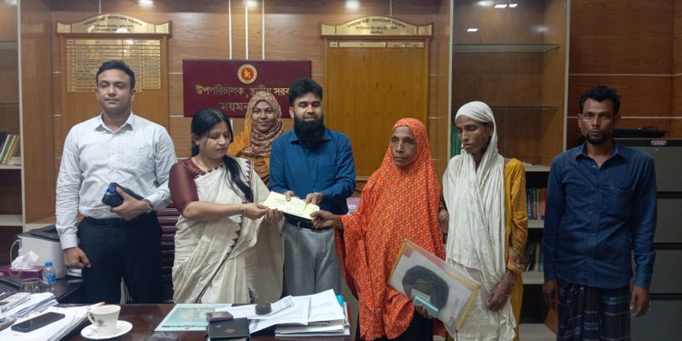 বাগেরহাটে কুমিরের আক্রমণে নিহত শিশুর পরিবারের পাশে ময়মনসিংহের ডিসি সাইফুর