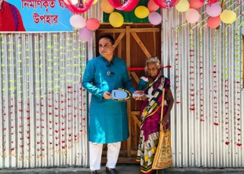 সংসদ সদস্যের সন্মানীর টাকায় ঘর পেলের অসহায় নারী