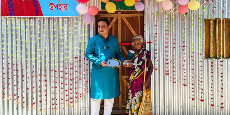 সংসদ সদস্যের সন্মানীর টাকায় ঘর পেলের অসহায় নারী