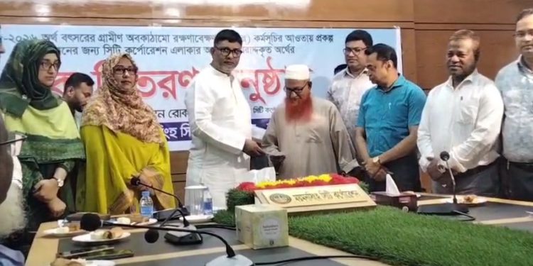 ময়মনসিংহ সিটি এলাকার মসজিদ মাদ্রাসা মন্দিরকে অনুদানের চেক বিতরন