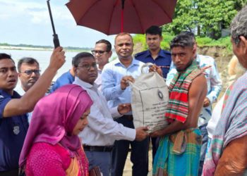 ময়মনসিংহে নদী ভাঙ্গন কবলিতদের সরকারী সহায়তা প্রদান