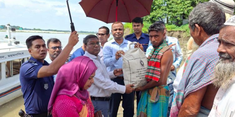 ময়মনসিংহে নদী ভাঙ্গন কবলিতদের সরকারী সহায়তা প্রদান