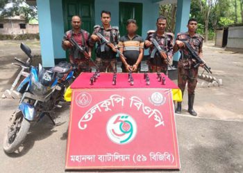 চাঁপাইনবাবগঞ্জ  সীমান্তে ৫৯ বিজিবি’র অভিযানে ০১ জন আসামীসহ নেশাজাতীয় সিরাপসহ ০১টি মোটর সাইকেল আটক