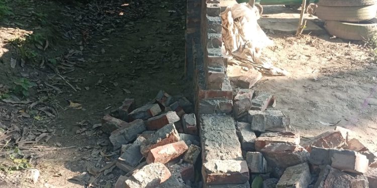 ইউএনও’র অ্যাকশন: দুর্গাপুরে প্রভাবশালী দুই ব্যক্তির ইটের প্রাচীর গুঁড়িয়ে অবরুদ্ধ রাস্তা মুক্ত