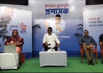 ময়মনসিংহে জনতার মুখোমুখী মসিক প্রশাসক রুকুনোজ্জামান