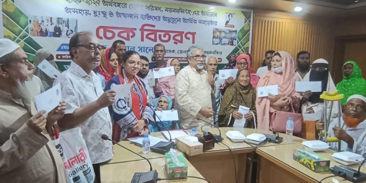 ময়মনসিংহ জেলা পরিষদের ২৬ লাখ টাকার চেক বিতরণ