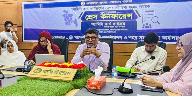 ময়মনসিংহে ফ্যামিলি কার্ডের তথ্য সংগ্রহকারীদের মাঝে ট্যাব বিতরণ