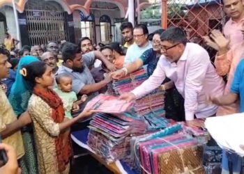 দুর্গোৎসবের উপহার ময়মনসিংহ সিটি করপোরেশনের শাড়ী লুঙ্গি বিতরন