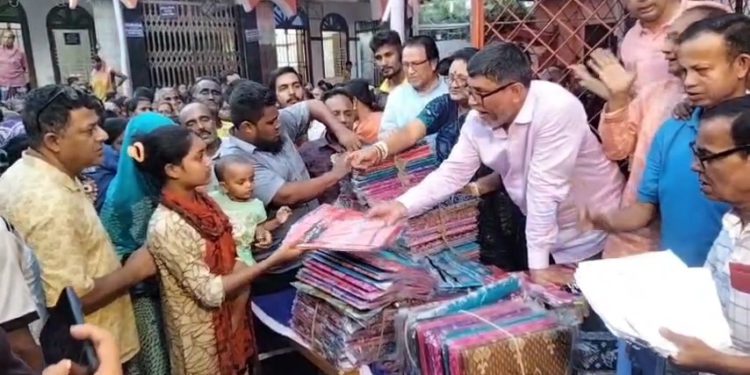 দুর্গোৎসবের উপহার ময়মনসিংহ সিটি করপোরেশনের শাড়ী লুঙ্গি বিতরন