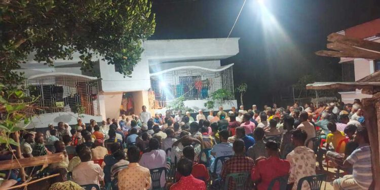 কুলিয়ার মধ্যেপাড়ায় চেয়ারম্যান প্রার্থী ডা. মেহেদী হাসান মেহেরের উঠান বৈঠক